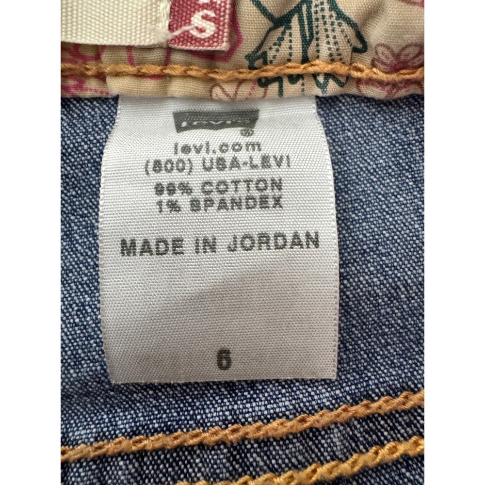 Levis Classic Capri Medium Wash Blue Denim Jeans Side Slit Womens Size 6‎ - Picture 7 of 8